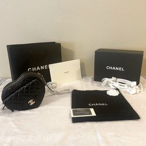 CHAN3L LARGE HEART BAG S22